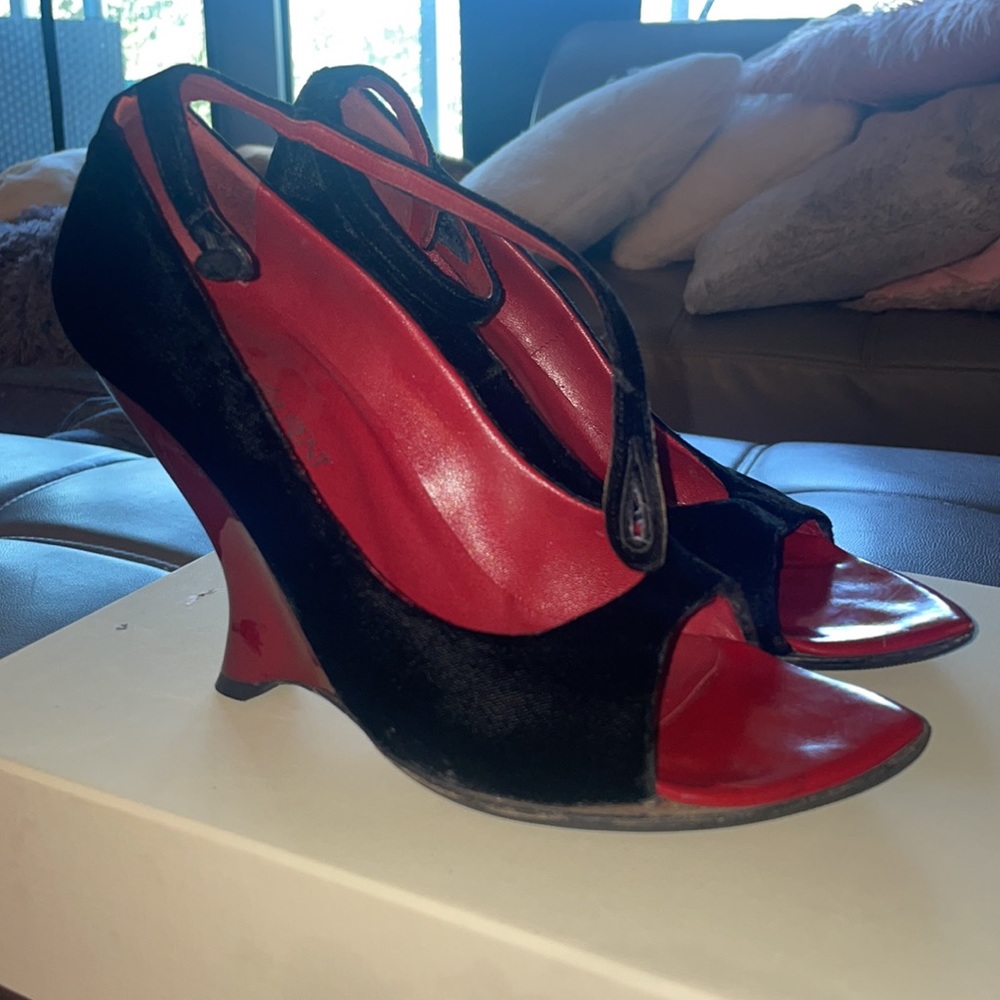 Yves Saint Laurent - black velvet wedges 38.5
